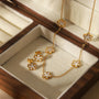 collier et boucles d'oreilles fleur nacrée